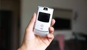 Motorola Still Believes in the Flip Phone - Asiana Times