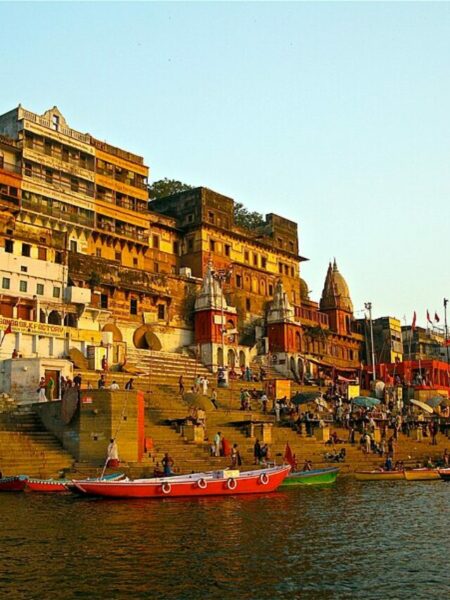 Ahilya_Ghat_by_the_Ganges,_Varanasi