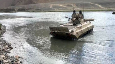 Indian Army tanks, combat vehicles carry out drills to cross indus river. - Asiana Times