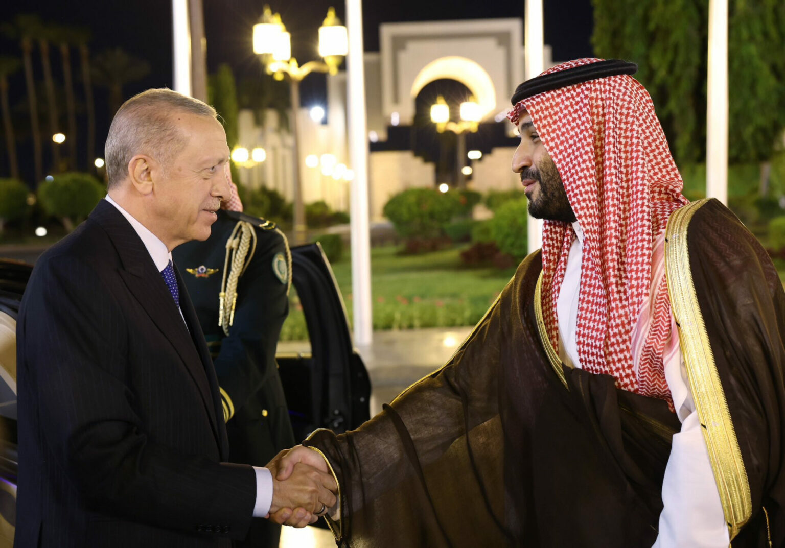 President @RTErdogan was welcomed by Crown Prince Mohammed bin Salman of Saudi Arabia in Jeddah, the first stop of his visit to the Gulf region, with an official ceremony.