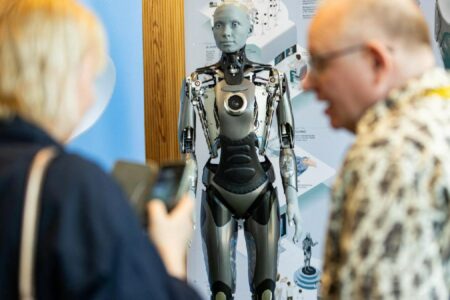 Robots vow to work alongside humans - Asiana Times