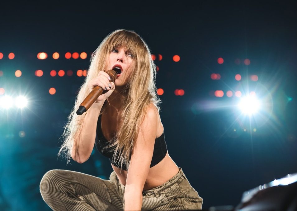Ashley, Taylor Swift lookalike, ousted from LA store - Asiana Times