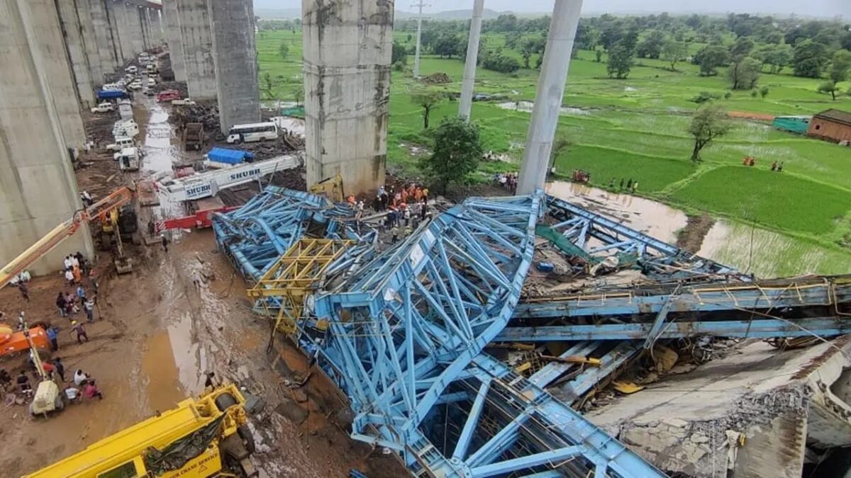 Crane Collapses in Thane: 17 Dead 