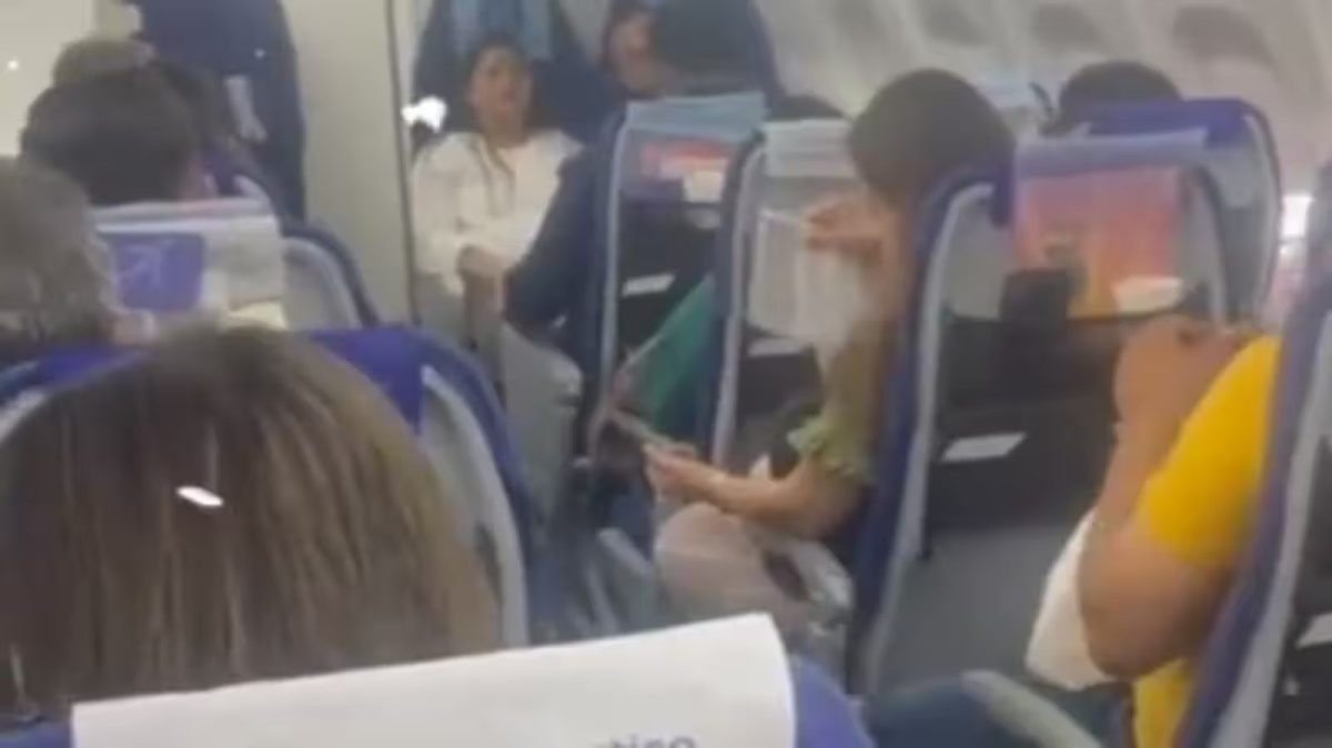 Passengers on Indigo flight were seen fanning themselves with tissues and papers in the footage.