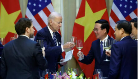 In the historic visit to Vietnam, the US denies the Cold War with China.