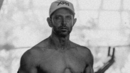Hrithik Roshan shares pic, flaunting 6 pack abs - Asiana Times
