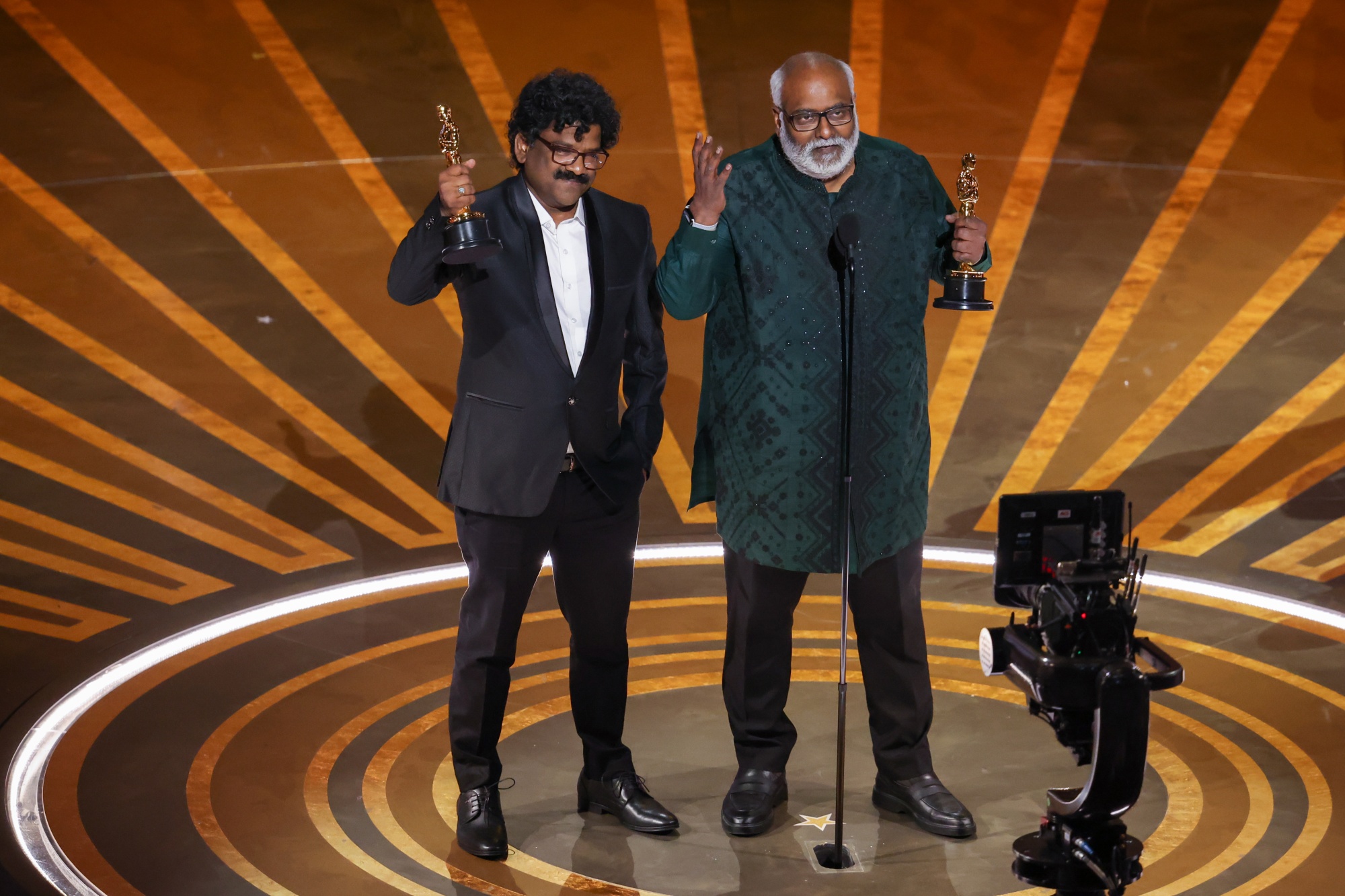 M M Keeravani and Chandrabose recieving the Oscar for Naatu Naatu