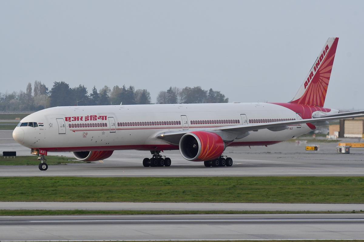 A drunk man urinates on a woman on an Air India flight - Asiana Times