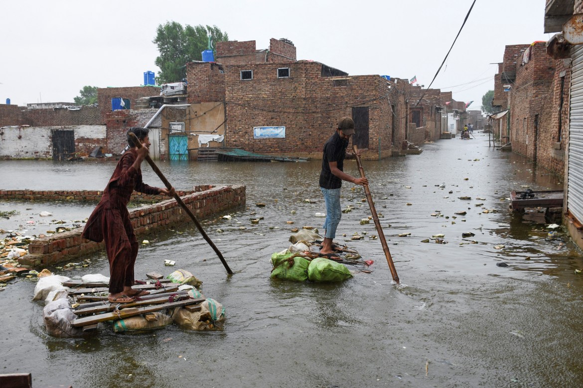 Pakistan flood: Third of the country 'under water'; over 1000 dead - Asiana Times