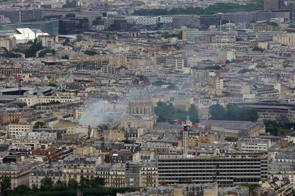 At least 37 injured in the Paris blast, sniffer dogs find smell in the ruins - Asiana Times