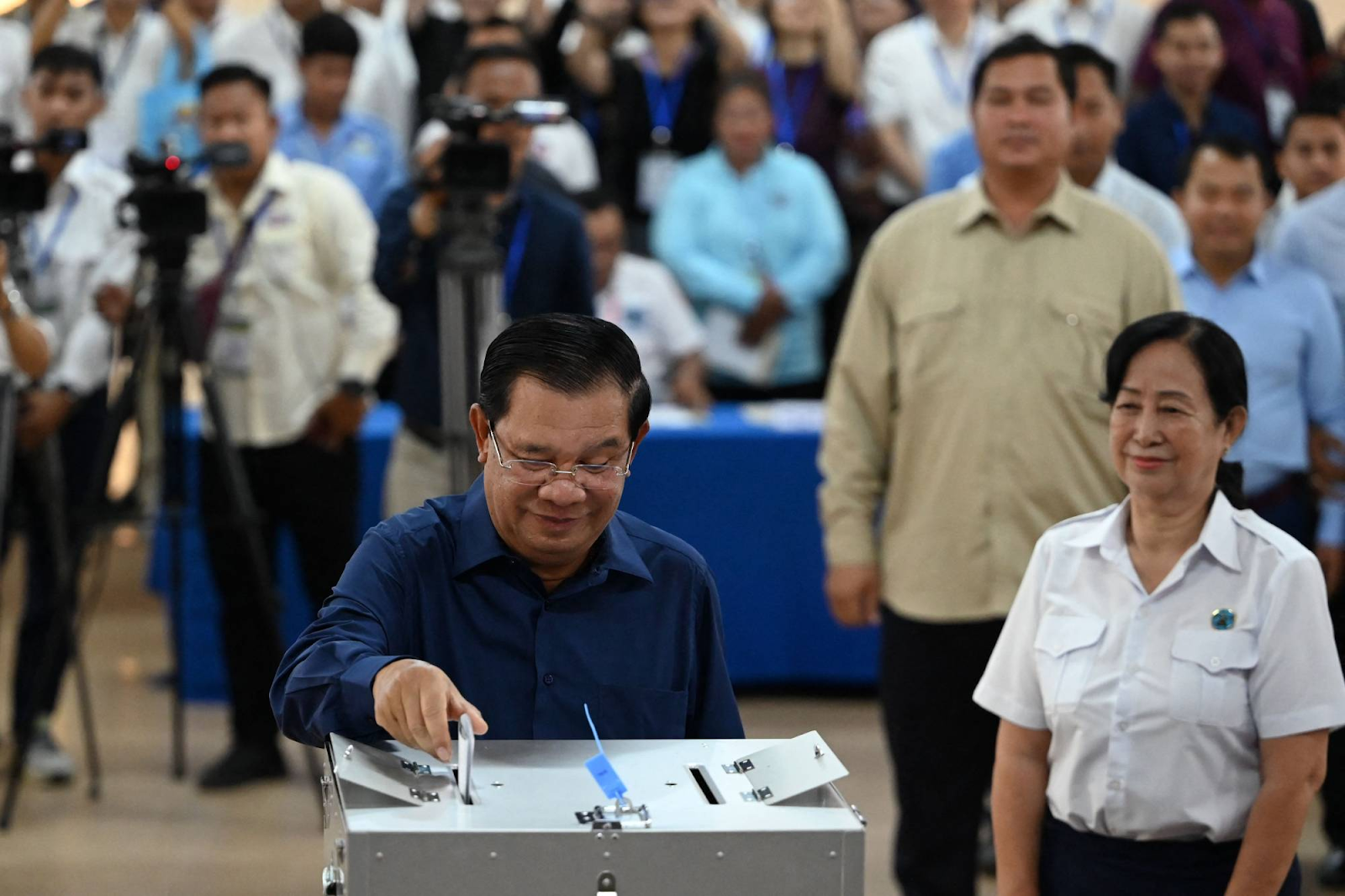 Hun Sen casting his vote