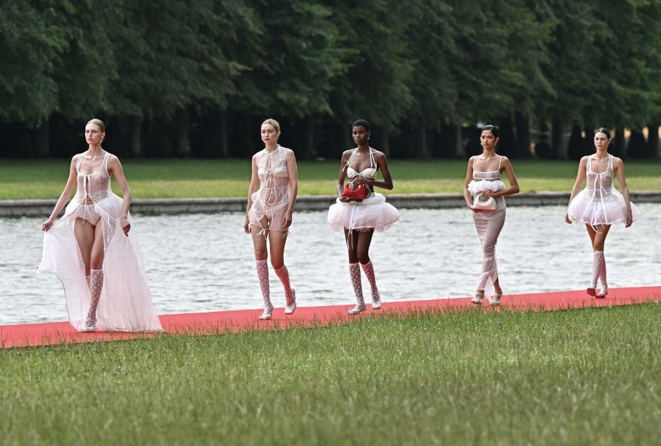 Jacquesmus Le Chouchou Fall 2024 Collection: A Regal Fusion of Fashion and History at the Palace of Versailles - Asiana Times