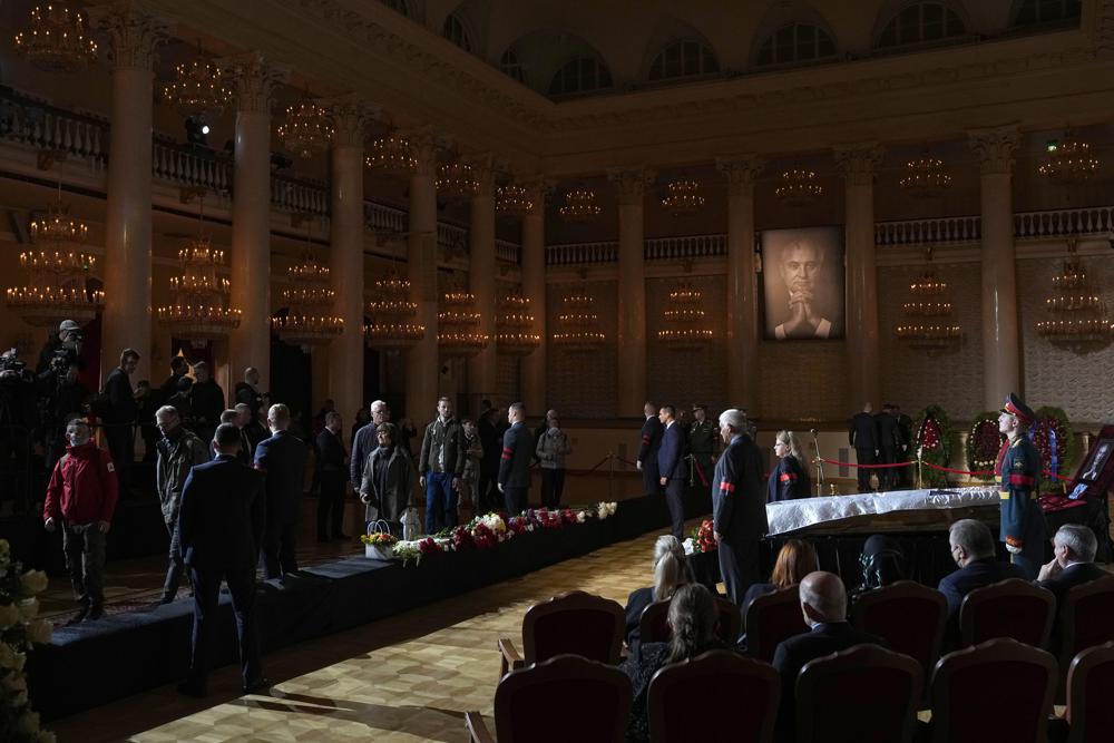 For Gorbachev's goodbye, thousands of people line up; Putin absent