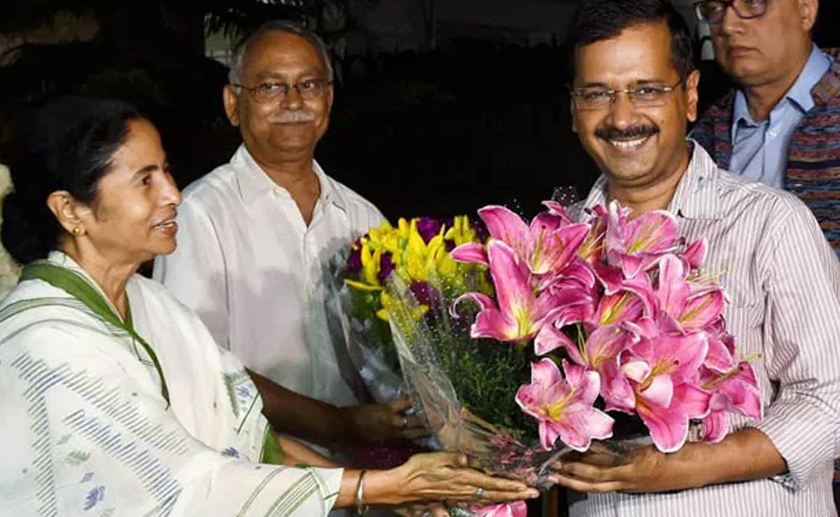 Kejriwal receiving bouquet from Mamata Banarjee