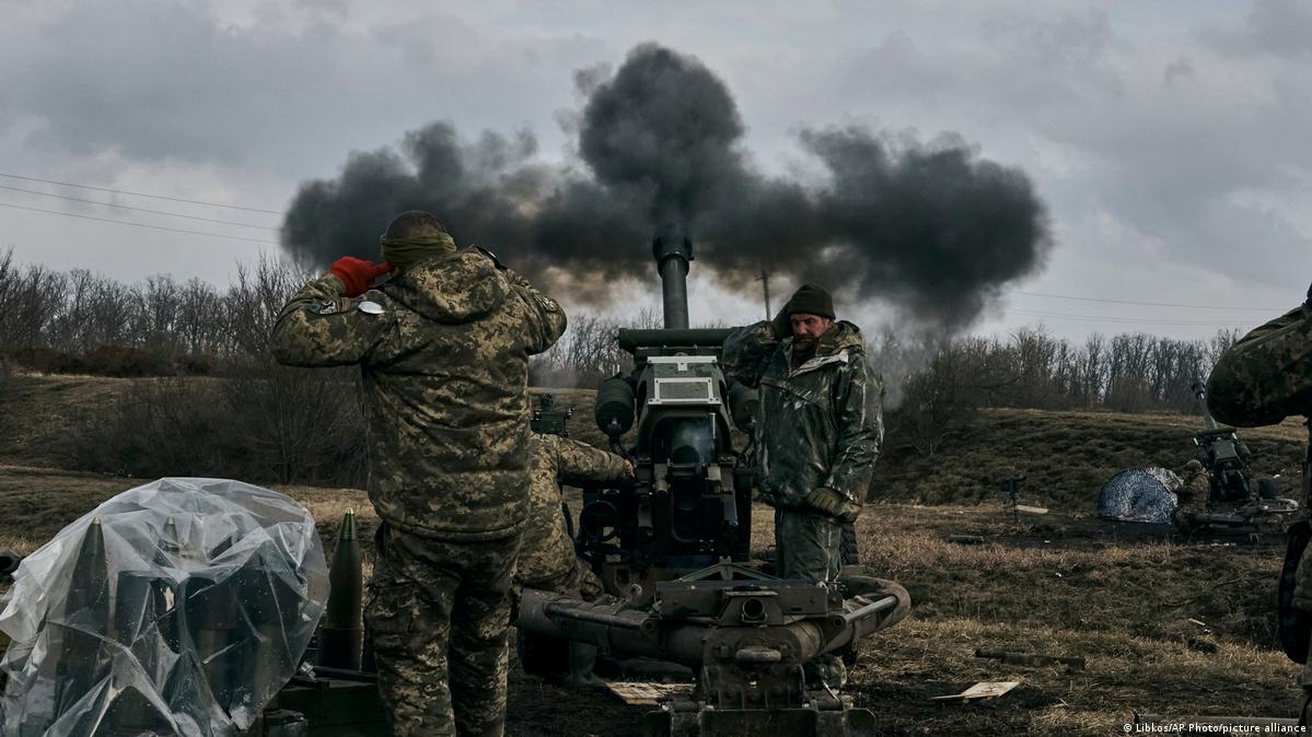 Ukraine updates: Fighting continues to rage around Bakhmut – DW – 03/13/2023