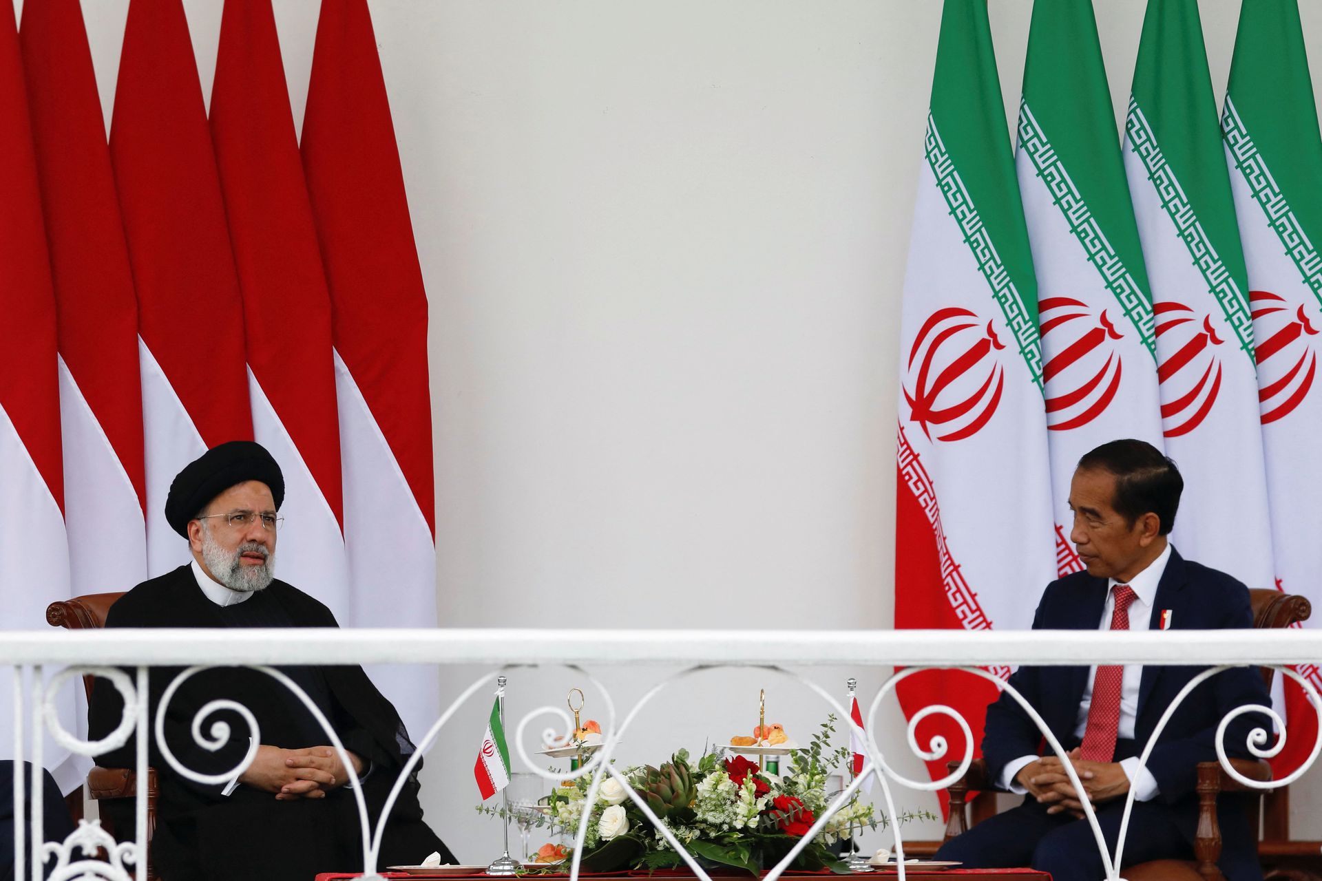 Iranian President Ebrahim Raisi (left) and Indonesian President Joko Widodo (right) in the Presidential Palace