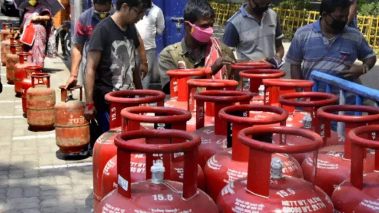 Customers suffering from excessive fuel prices will be relieved to learn that OMCs have reduced the price of commercial LPG cylinders beginning Tuesday, November 1. The price of a 19-kg commercial LPG cylinder has been reduced by Rs 115.50 per cylinder, effective November 1, 2022.