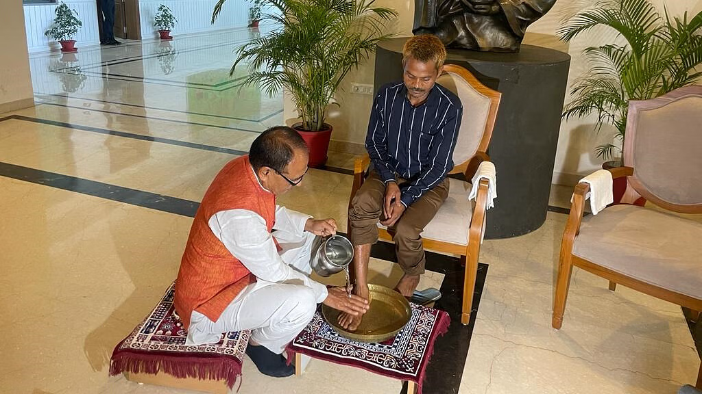 Madhya Pradesh’s CM Washes Tribal’s Feet. - Asiana Times