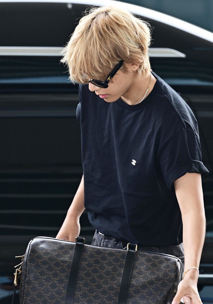 BTS's V (Kim Taehyung) looks effortlessly chic at the airport