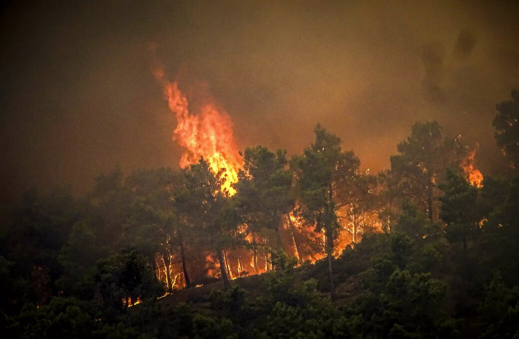 GREECE FOREST FIRES, 2500 PEOPLE EVACUATED - Asiana Times