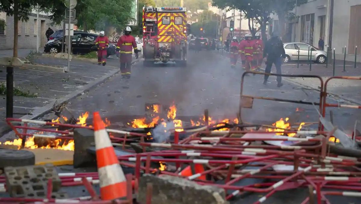 Protesters burnt barricades, cars and damaged public property 