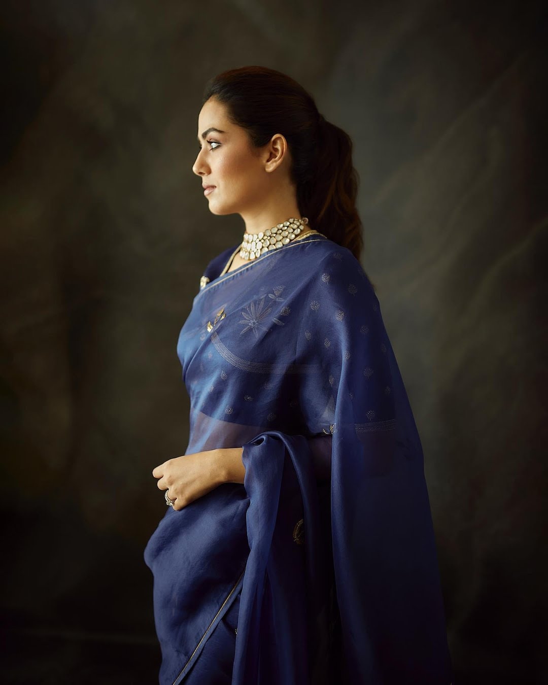 Mira Rajput stuns in elegant blue Raw Mango saree - Asiana Times