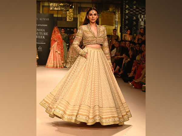 Aditi Rao Hydari turn heads showcasing ‘royal’ look - Asiana Times