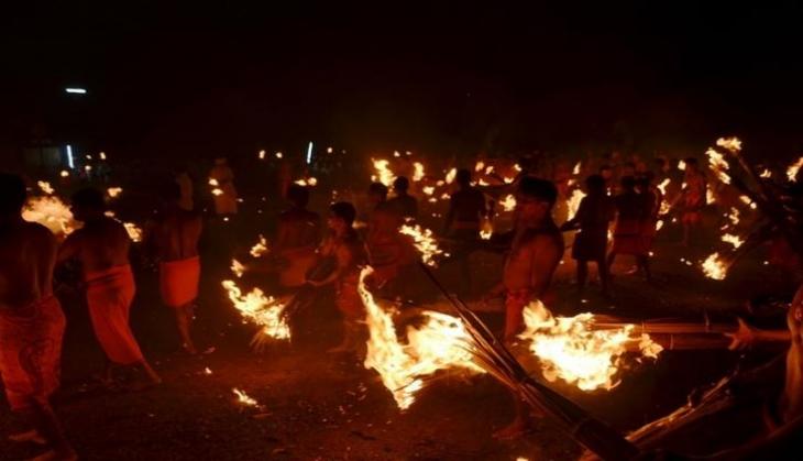 Agni Kheli' Festival: Devotees throw fire at each other at Karnataka temple  | Catch News