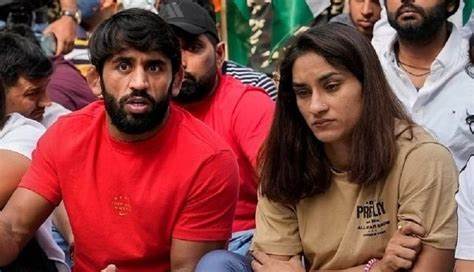 Wrestlers Vinesh Phogat and Bajrang Punia protesting in Jantar Mantar.