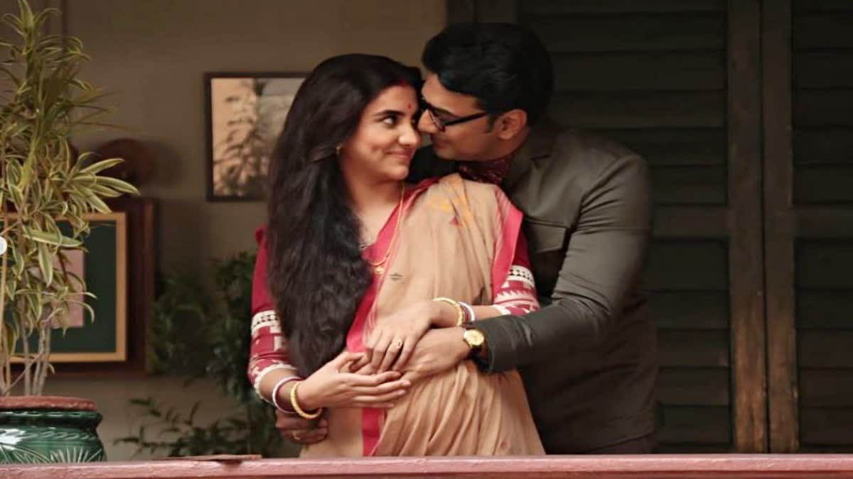 A still form 'Byomkesh O Durgo Rahasya' featuring Dev as Byomkesh Bakshi and Rukmini Maitra as Satyabati