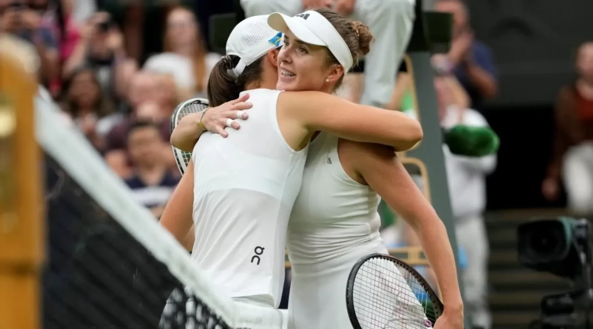 Iga Świątek congratulated Elina Svitolina after the match. 