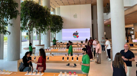 Cook Visits India for Apple's First Retail Store.  - Asiana Times