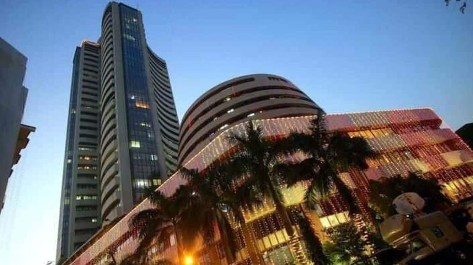 The BSE and NSE stock exchanges will conduct their one-hour Muhurat trading for Diwali on Monday, October 24, 2022. The BSE and NSE said that trading would start in different sectors at 6:15 p.m. and would end an hour later at 7:15 p.m. The block deal session of the share market will take place from 5:45 p.m. to 6 p.m., while the pre-open session will begin at 6:00 and last until 6:08 p.m. Samvat 2079, the new Hindu year, which begins on Diwali, would be marked by the muhurat trading.