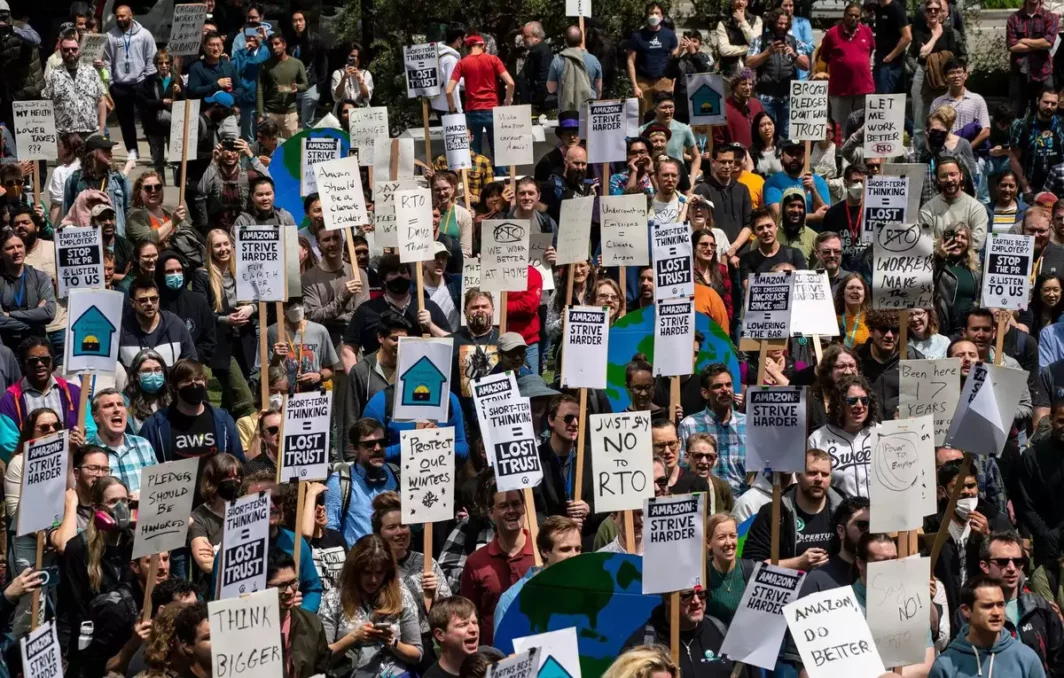 (Amazon employees protest against the return to work mandate and layoffs, sourced from The Economic Times)
