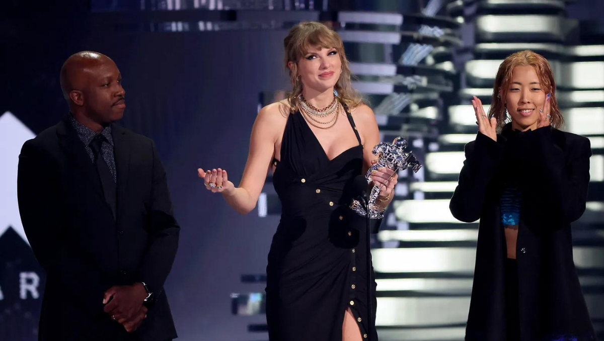 Taylor Swift's Diamond Mishap Steals VMAs 2024  - Asiana Times
