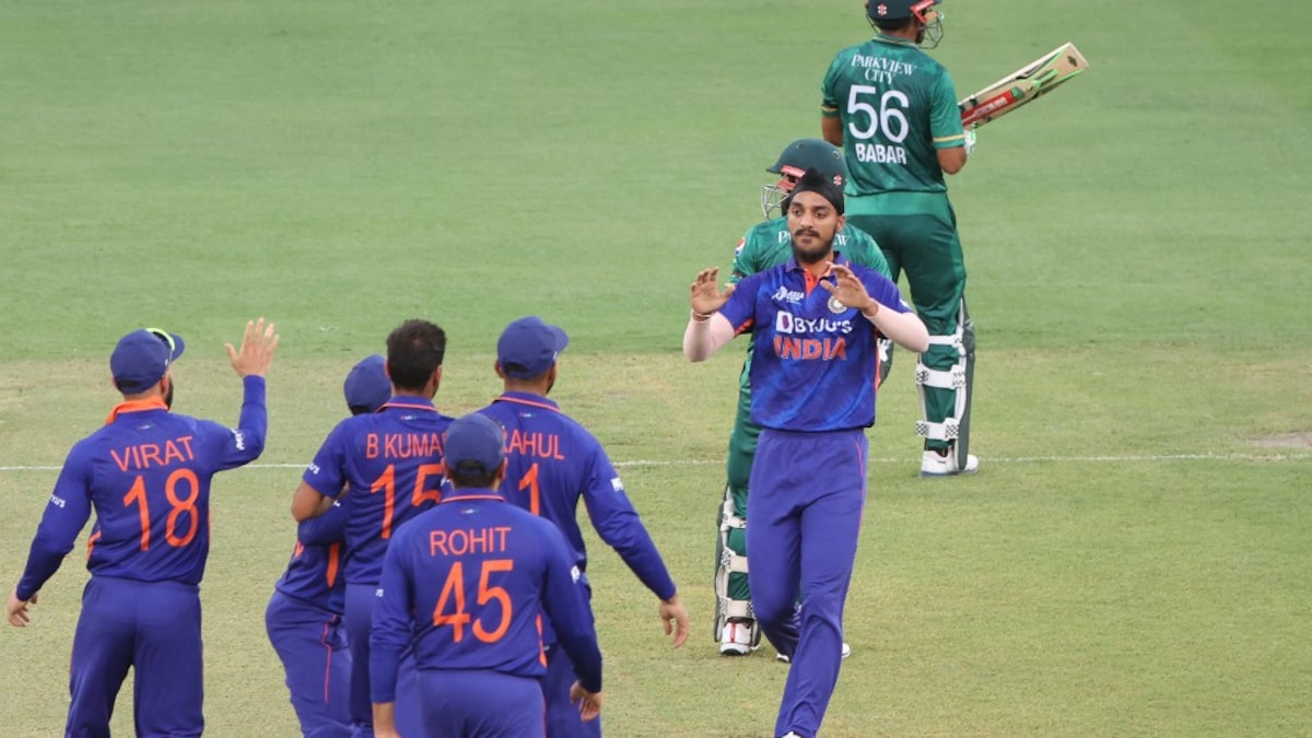 India vs Pakistan: Babar Azam Has No Answer To Bhuvneshwar's Surprise Short  Ball In Asia Cup Encounter. Watch | Cricket News