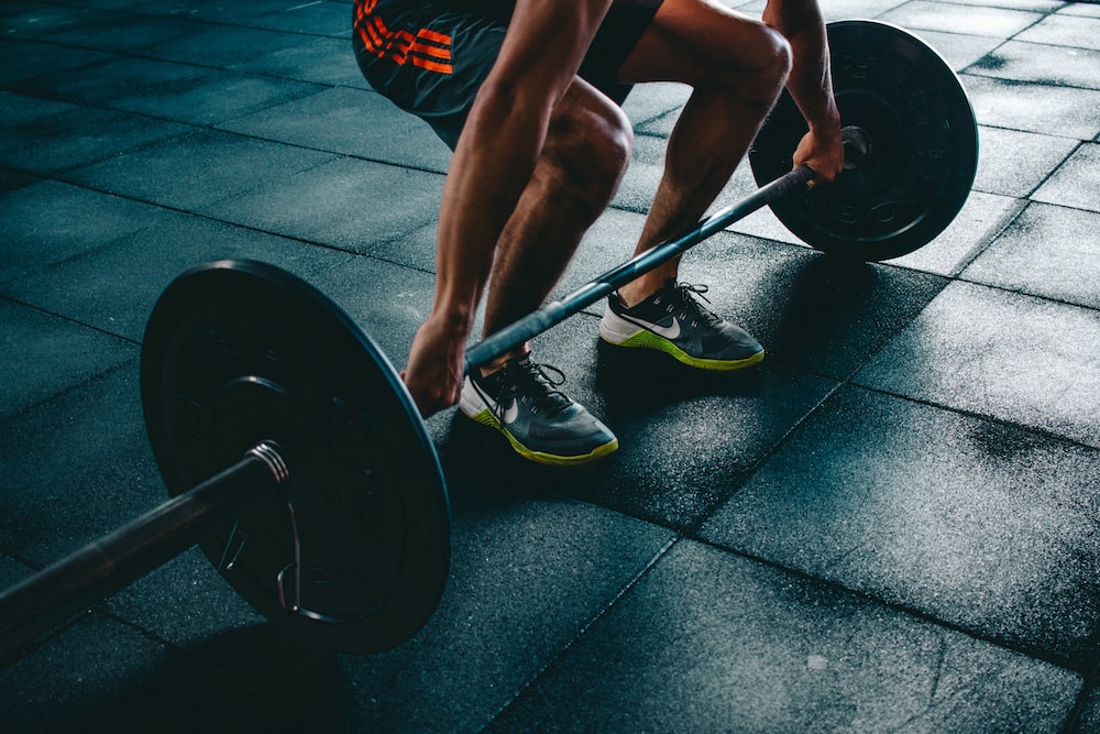 Guy weightlifting in gym