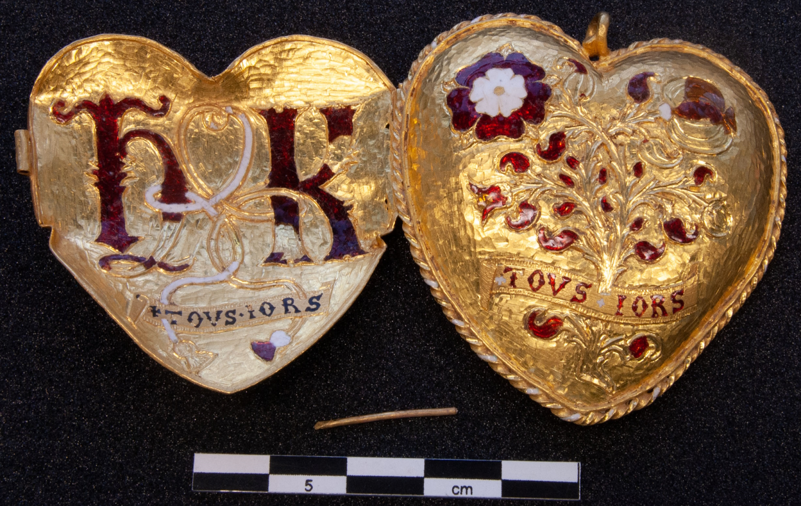 A 500-year-old Royal Pendant Was Discovered By A Novice Metal Detectorist